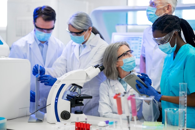 Doctor realizando investigaciones médicas en laboratorio