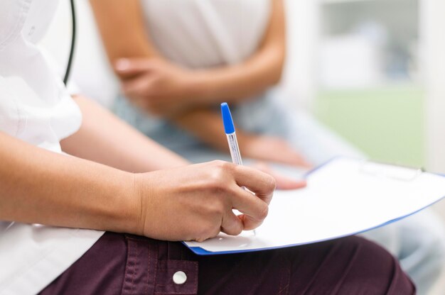 Doctor revisando formulario médico con el paciente