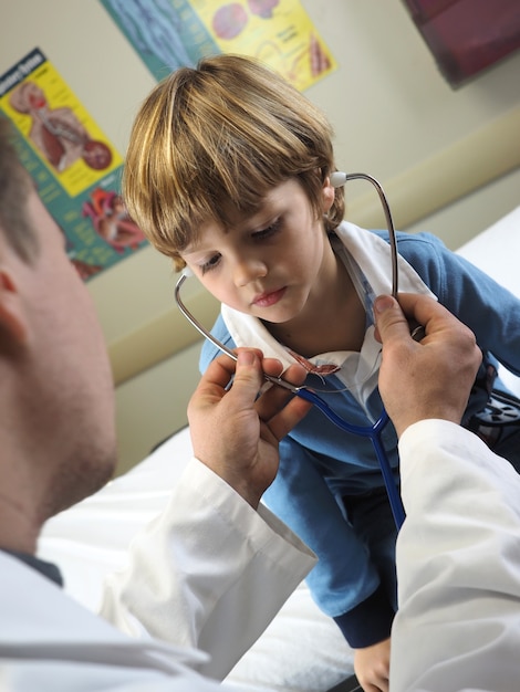 Doctor revisando a un niño en un hospital