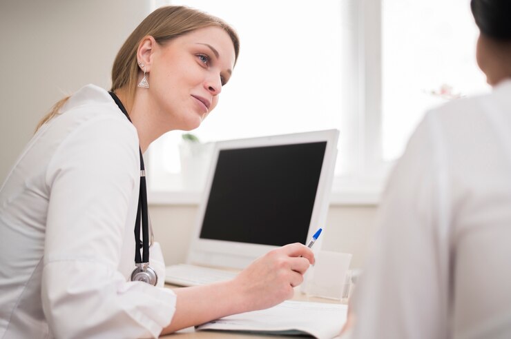 Foto gratuito doctor revisando paciente