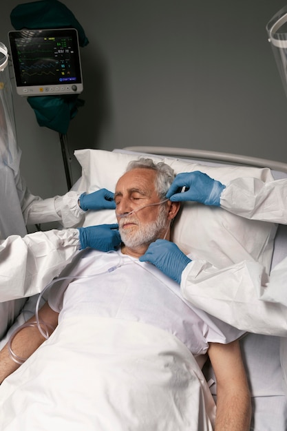 Foto gratuita doctor revisando los problemas respiratorios de un paciente