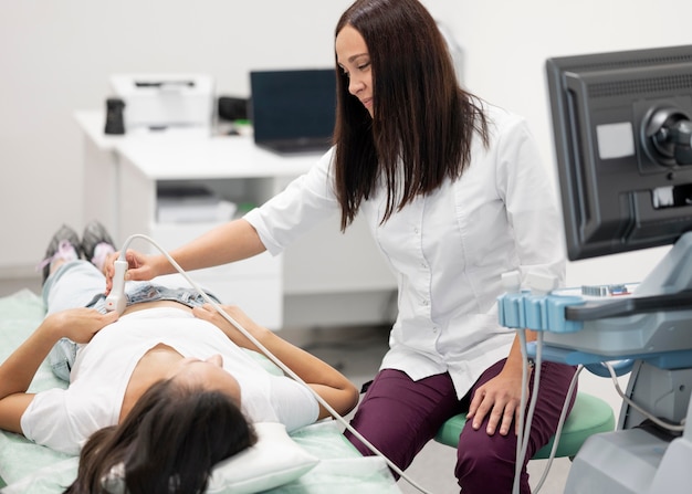 Doctor revisando la salud de los pacientes