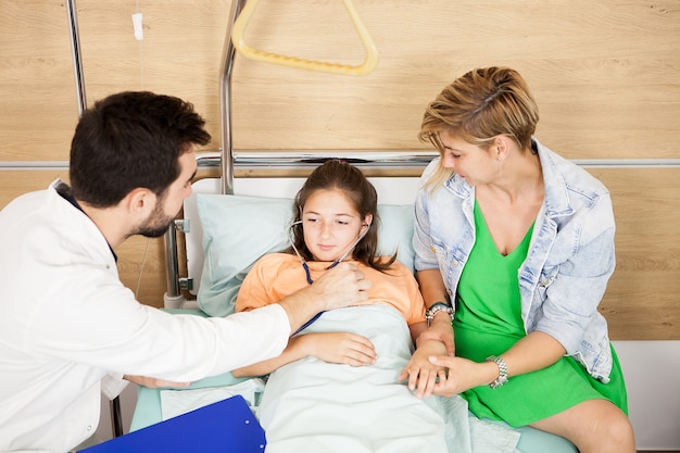 Doctor revisando su corazón paciente en el hospital