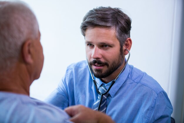 Doctor de sexo masculino examina a un paciente