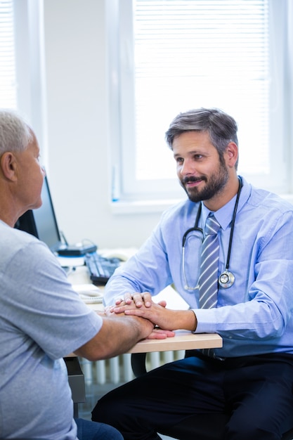 Doctor de sexo masculino examina a un paciente