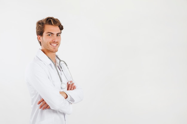 Foto gratuita doctor sonriente con los brazos cruzados