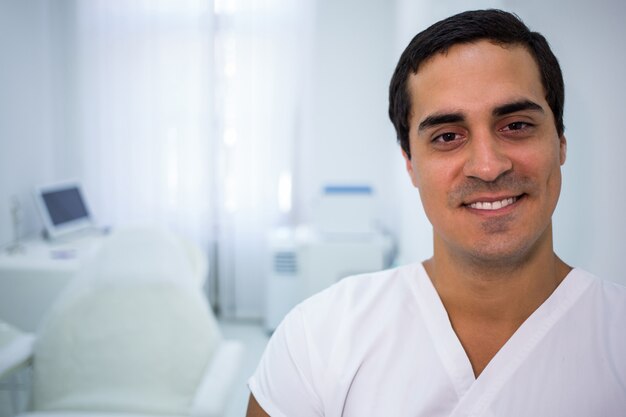 Foto gratuita doctor sonriente en clínica