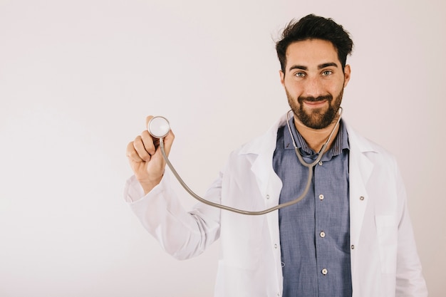 Doctor sonriente posando con estetoscopio