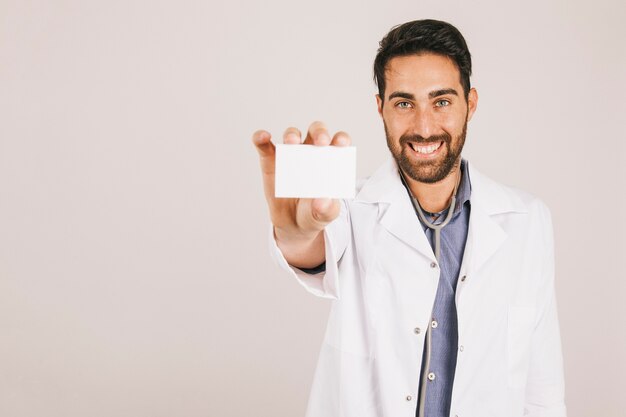 Doctor sonriente y su tarjeta de visita