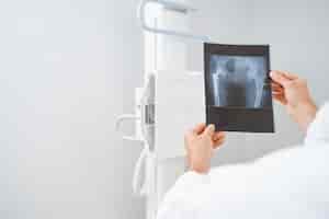 Foto gratuita doctor sosteniendo con las manos escaneadas después del diagnóstico por ultrasonido
