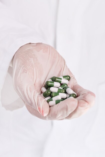 Doctor sosteniendo un montón de pastillas
