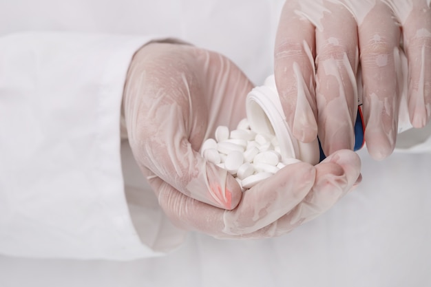 Foto gratuita doctor sosteniendo un montón de pastillas