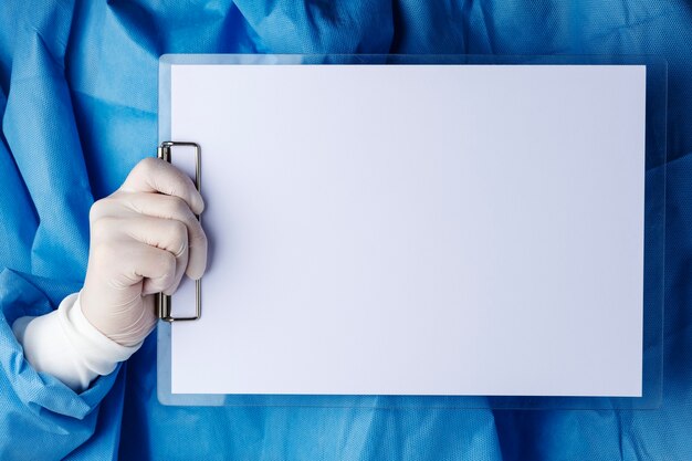 Foto gratuita doctor sosteniendo un portapapeles de papel