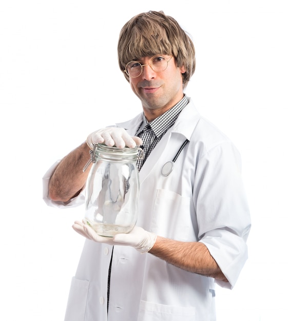 Doctor sosteniendo un vaso de vidrio