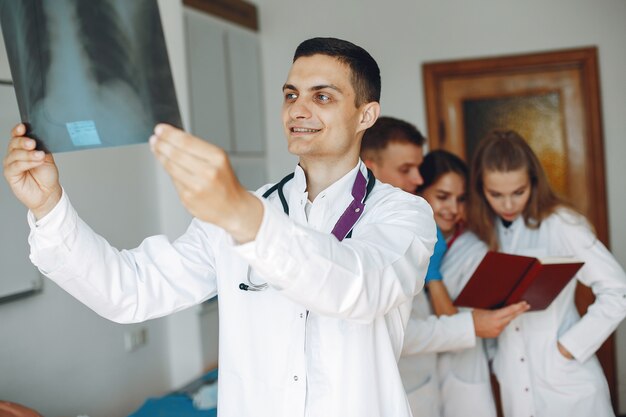 El doctor sostiene una radiografía del paciente.