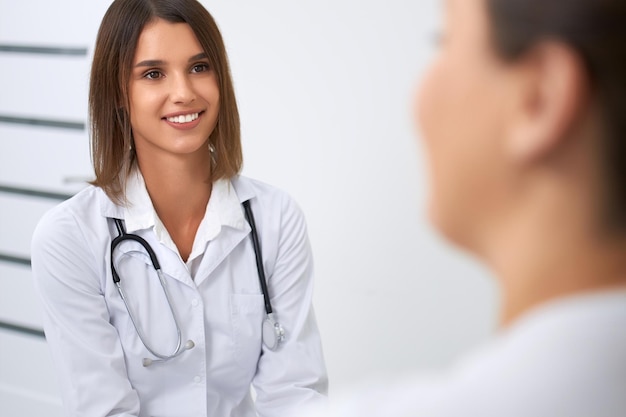 Doctor teniendo consulta médica con mujer embarazada
