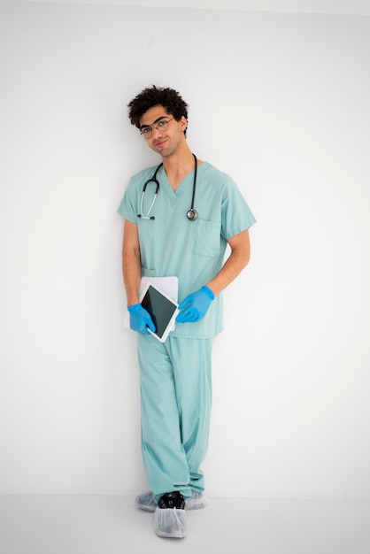 Foto gratuita doctor de tiro completo con bata médica