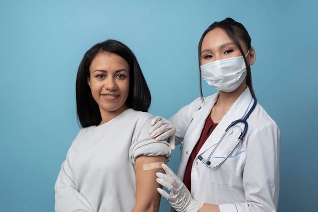 Doctor de tiro medio y mujer sonriente.