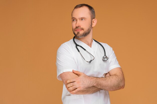 Doctor de tiro medio posando en estudio