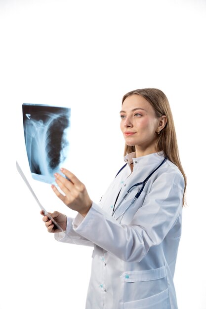 Doctor de tiro medio revisando radiografías