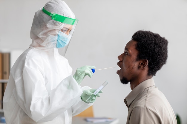 Doctor tomando muestra de prueba de coronavirus