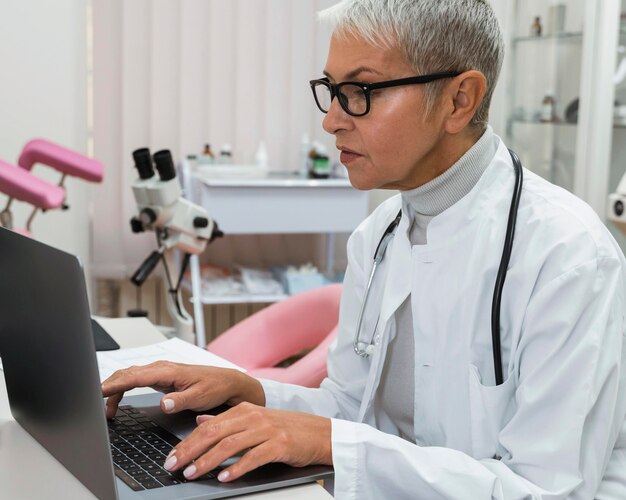 Doctor trabajando en una computadora portátil