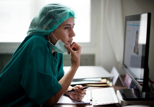 Doctor trabajando en un hospital