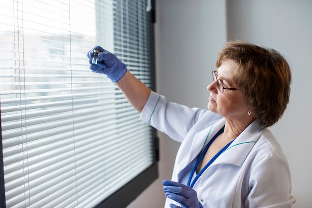 Doctor trabajando en investigación médica