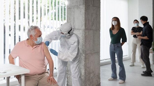 Doctor vacunando a un paciente en un centro