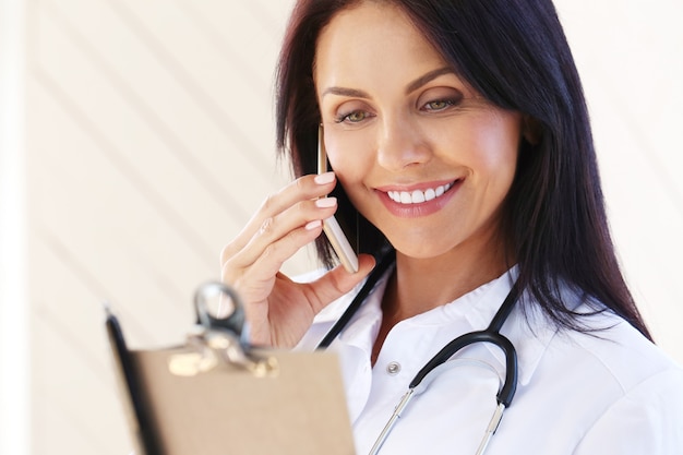 Doctor vestido con un estetoscopio y bata blanca