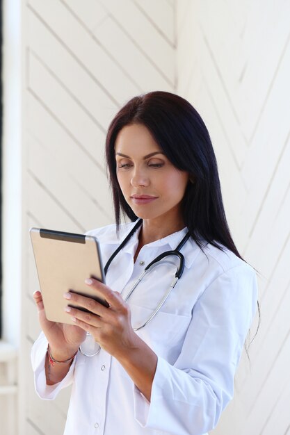 Doctor vestido con un estetoscopio y bata blanca