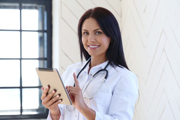 Doctor vestido con un estetoscopio y bata blanca