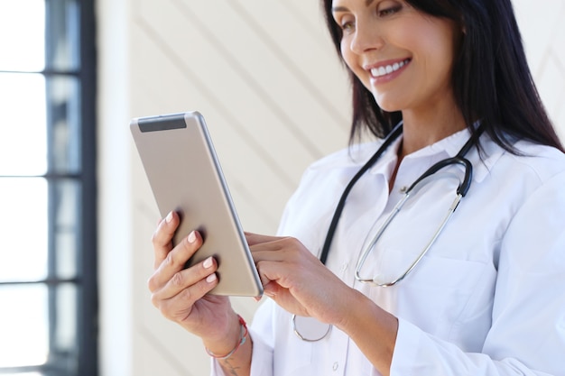 Foto gratuita doctor vestido con un estetoscopio y bata blanca