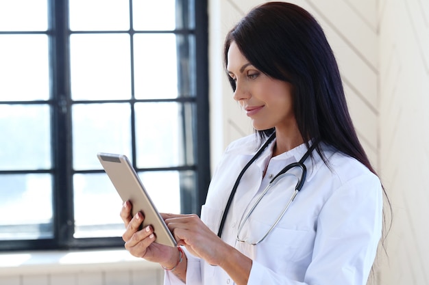 Doctor vestido con un estetoscopio y bata blanca