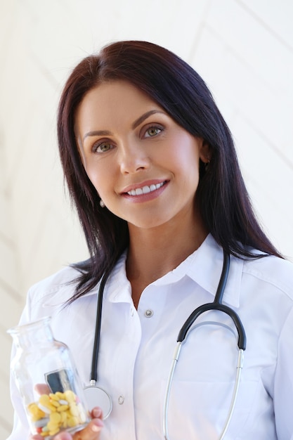 Foto gratuita doctor vestido con un estetoscopio y bata blanca