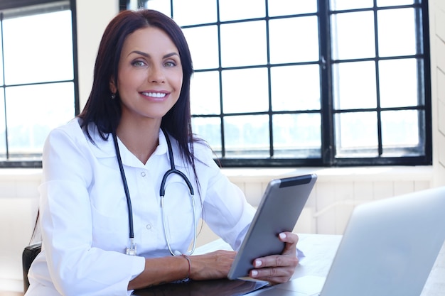 Foto gratuita doctor vestido con un estetoscopio y bata blanca