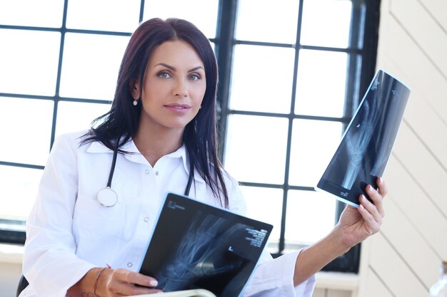 Doctor vestido con un estetoscopio y bata blanca