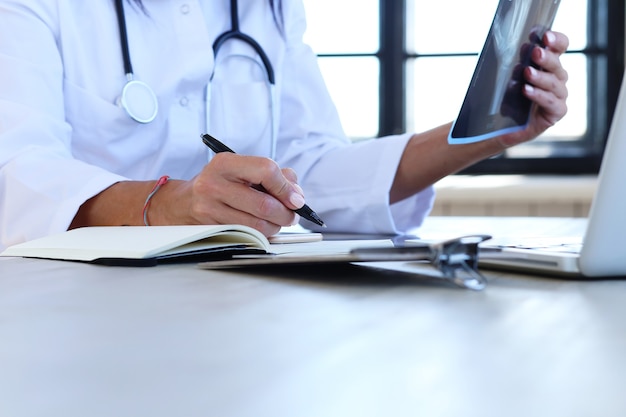 Doctor vestido con un estetoscopio y bata blanca