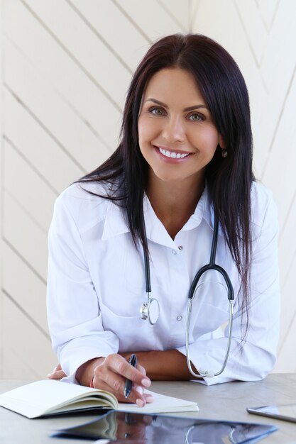 Doctor vestido con un estetoscopio y bata blanca