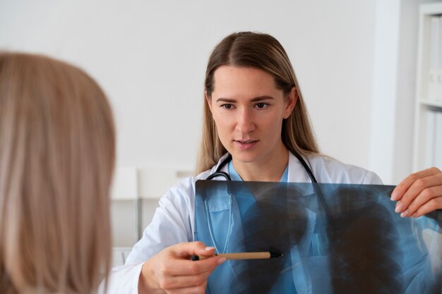 Doctor de vista frontal explicando la radiografía