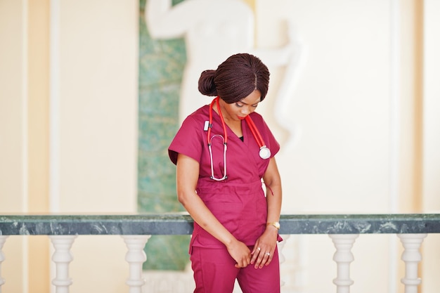 Foto gratuita doctora africana profesional en el hospital negocio de atención médica y servicio médico de áfrica