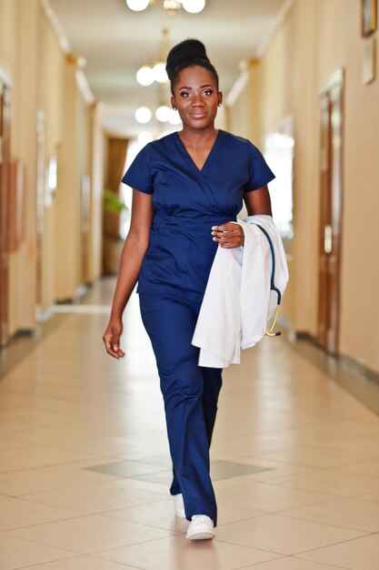 Doctora africana profesional en el hospital Negocio de atención médica y servicio médico de África