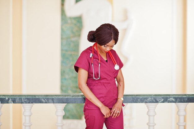 Doctora africana profesional en el hospital Negocio de atención médica y servicio médico de África