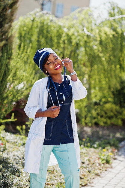 Doctora afroamericana con estetoscopio posado al aire libre