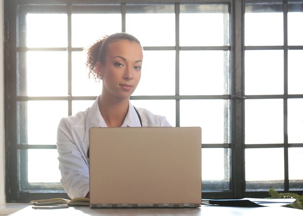 Doctora afroamericana posando, especialista en medicina