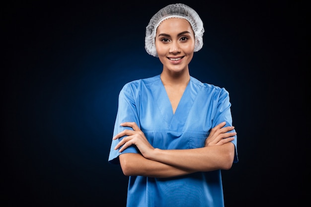 Doctora alegre mirando y sonriendo aislado