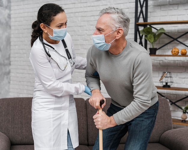 Doctora apoyando a su paciente