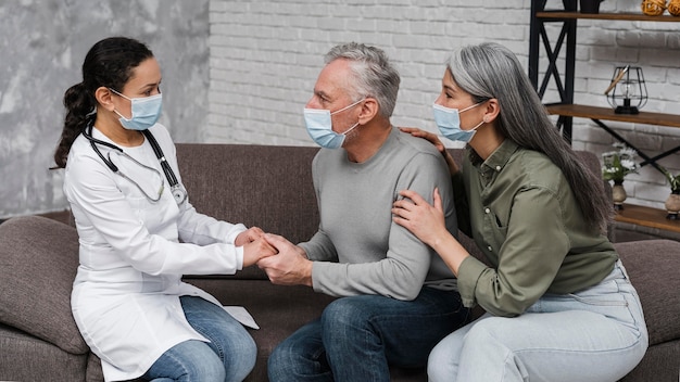 Doctora apoyando a sus pacientes