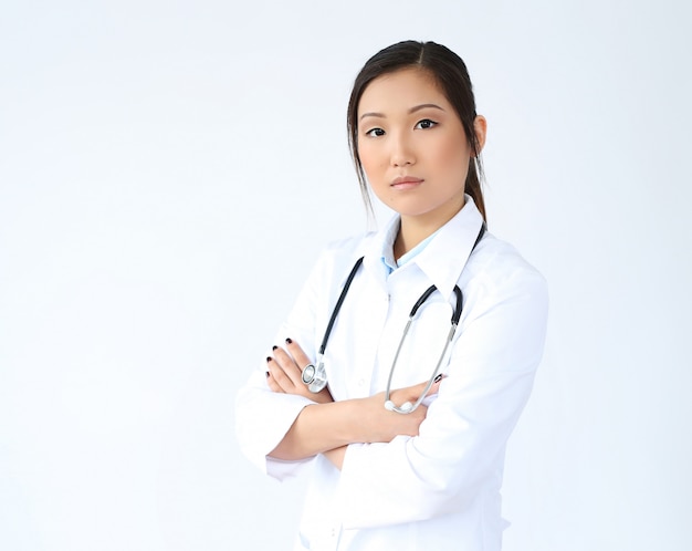 Doctora asiática posando, especialista en medicina