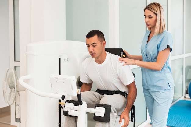 Doctora ayudando al paciente con un ejercicio